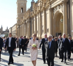 Su Alteza Real la Infanta Doña Elena, con el teniente de hermano mayor de la Real Maestranza de Caballería de Zaragoza, tras la ofrenda a la Virgen de